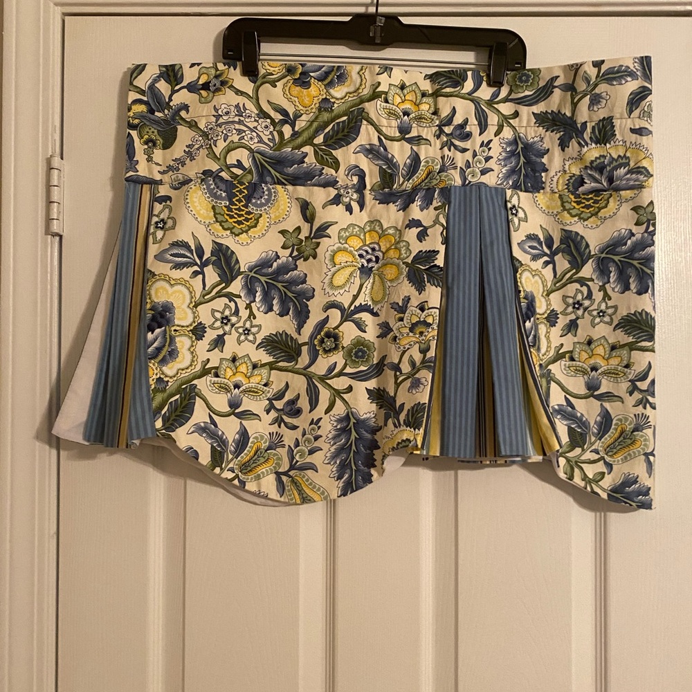 Waverly Floral Blue and Yellow Valence. 48 Length. 20 Width. Exc. Condition. - Picture 2 of 5